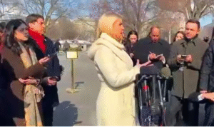 வெள்ளை மாளிகையில் செய்தியாளர்களிடம் பேசிய பத்திரிகைச் செயலாளர் கரோலின் லீவிட்