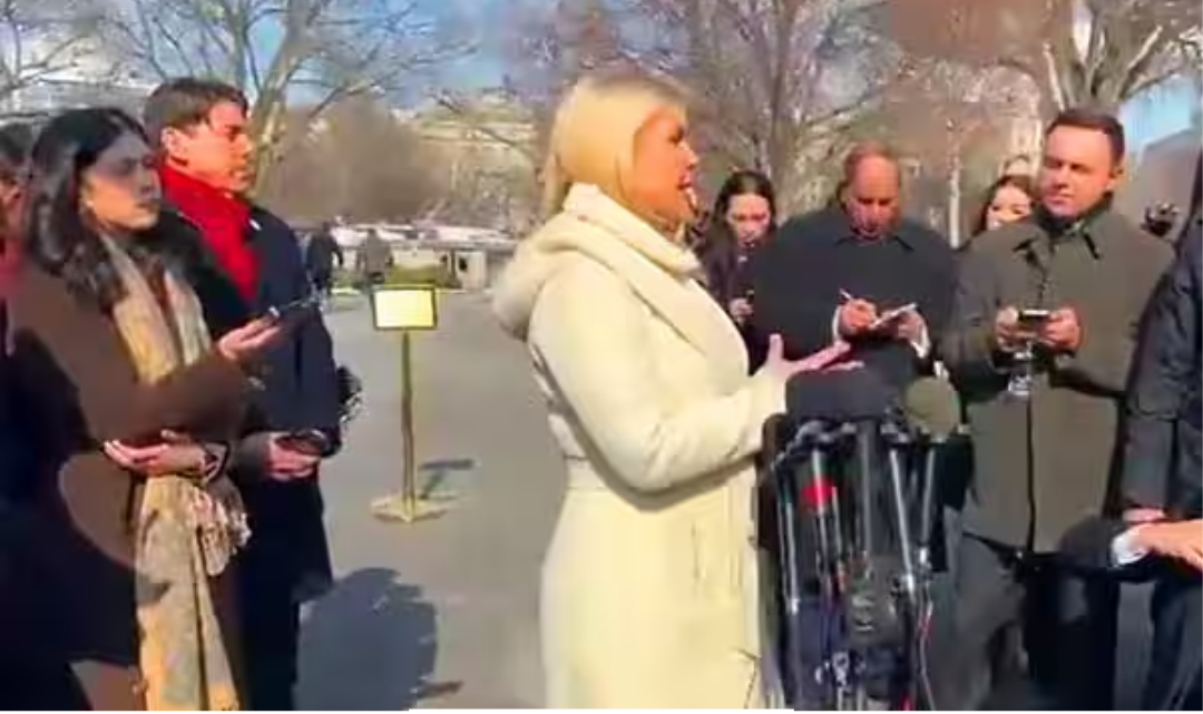 வெள்ளை மாளிகையில் செய்தியாளர்களிடம் பேசிய பத்திரிகைச் செயலாளர் கரோலின் லீவிட்