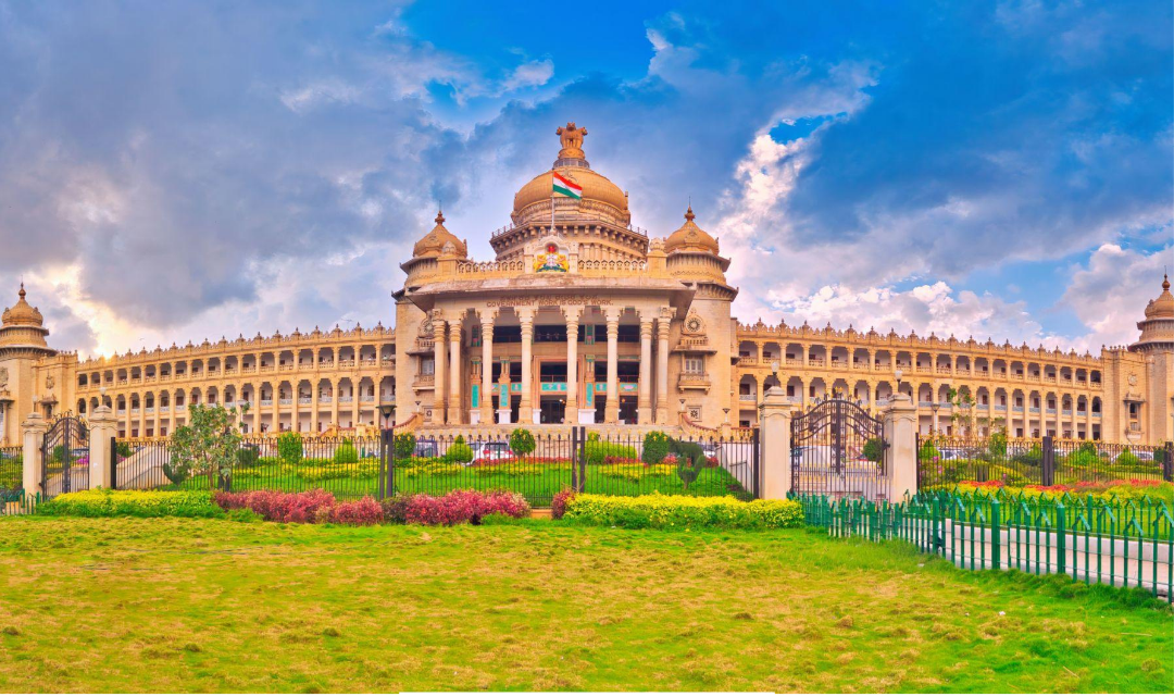 கர்நாடக சட்டசபை வளாகத்தில் உள்ளிருப்பு போராட்டத்தில் ஈடுபட்ட பாஜ எம்எல்ஏக்கள்