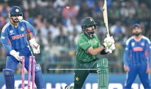 பாகிஸ்தானுக்கு எதிரான டி20 உலகக் கோப்பை போட்டியில் பேட்டிங் செய்த இந்திய வீரர்கள்.