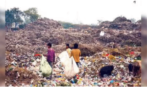 வேலூர் மாநகராட்சி மேயர் பாலாறு ஆற்றில் குப்பை dumping சம்பந்தமாக பேச்சு நடத்துகிறார்.