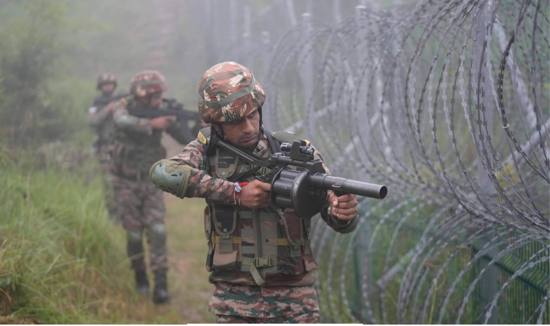 ஜம்மு காஷ்மீரில் பாதுகாப்புப் படையினர் நடத்திய தேடுதல் வேட்டையின் போது ஏற்பட்ட என்கவுன்டர்