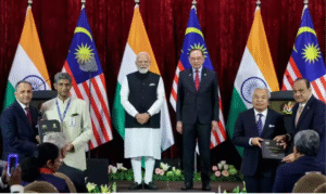 கோலாலம்பூரில் பிரதமர் மோடியை மலேசிய பிரதமர் அன்வர் இப்ராஹீம் விமான நிலையத்தில் உற்சாகமாக வரவேற்ற தருணம்.