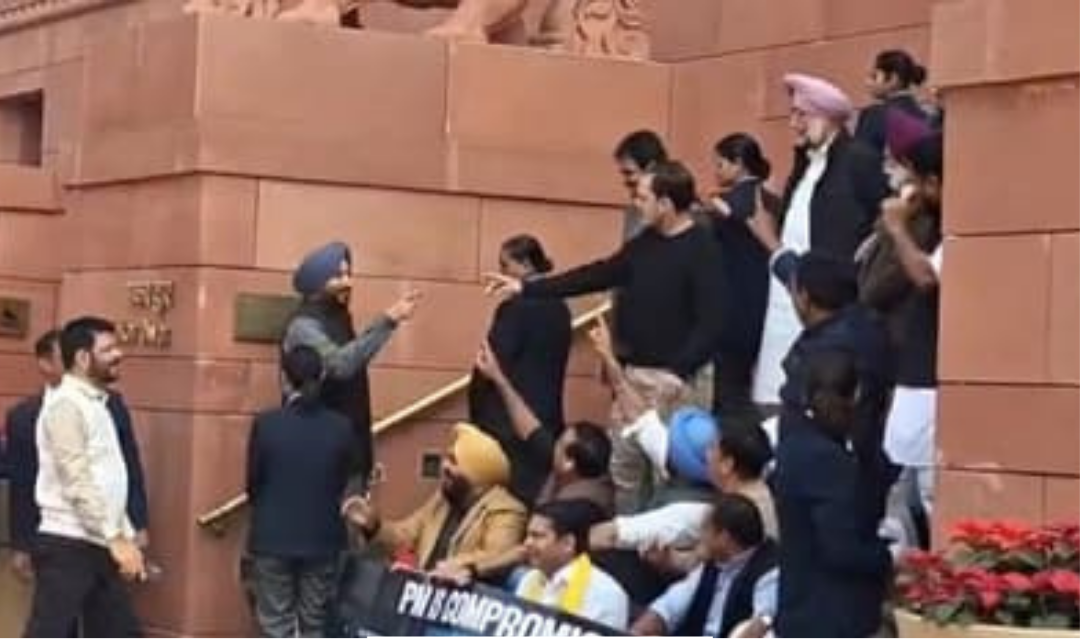 பார்லிமென்ட் வளாகத்தில் ராகுல் காந்தி மற்றும் மத்திய அமைச்சர் ரவ்னீத் சிங் பிட்டு இடையே ஏற்பட்ட வாக்குவாதம்