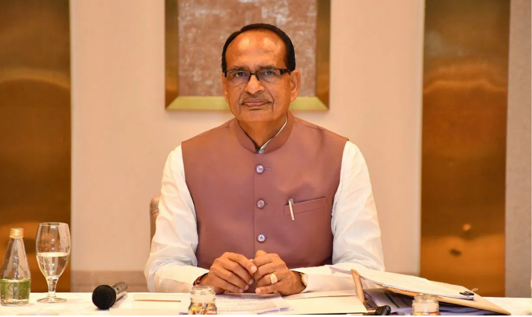 சிவராஜ் சிங் சோஹான் செய்தியாளர்களிடம் விவசாயிகளின் நலன் உறுதி செய்யப்பட்ட இந்தியா-அமெரிக்க வர்த்தக ஒப்பந்தம் பற்றி பேசுகிறார்.