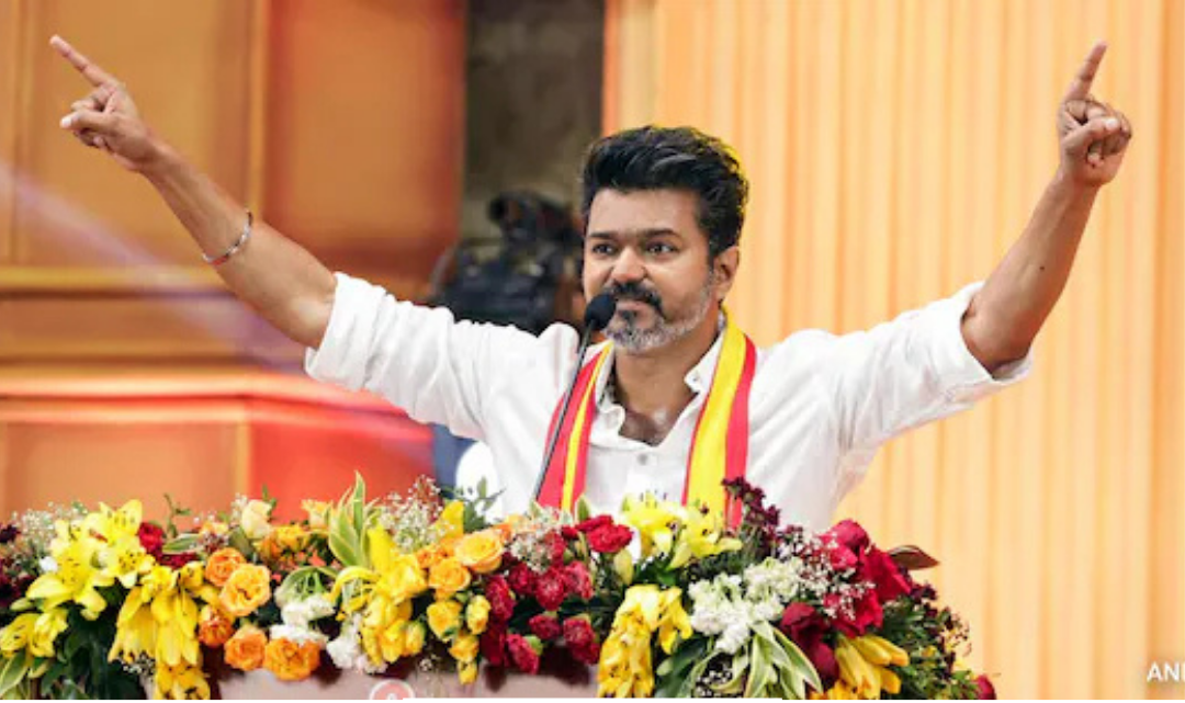 TVK தலைவர் விஜய் மற்றும் எதிர்க்கட்சித் தலைவர்கள் TNPSC தேர்வு ரத்து குறித்து சந்தேகம் எழுப்பி பேச்சு நடத்துகிறார்.