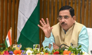 ராகுல் காந்தி மற்றும் மத்திய அமைச்சர் பிரகலாத் ஜோஷி தொடர்பான சர்ச்சை குறித்த செய்தி.