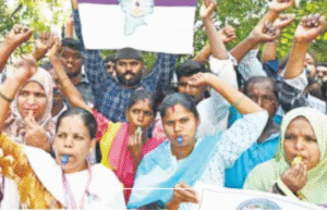 சென்னையில் நடைபெற்ற போராட்டத்தில் கோஷங்கள் எழுப்பும் மாற்றுத்திறனாளிகள் மற்றும் சங்க உறுப்பினர்கள்.