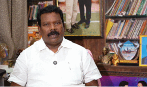 செல்லவர் செல்வா பெருந்தகை செய்தியாளர்களிடம் திமுக-காங்கிரஸ் கூட்டணியை பிரிக்க முடியாது எனக் கூறுகிறார்.