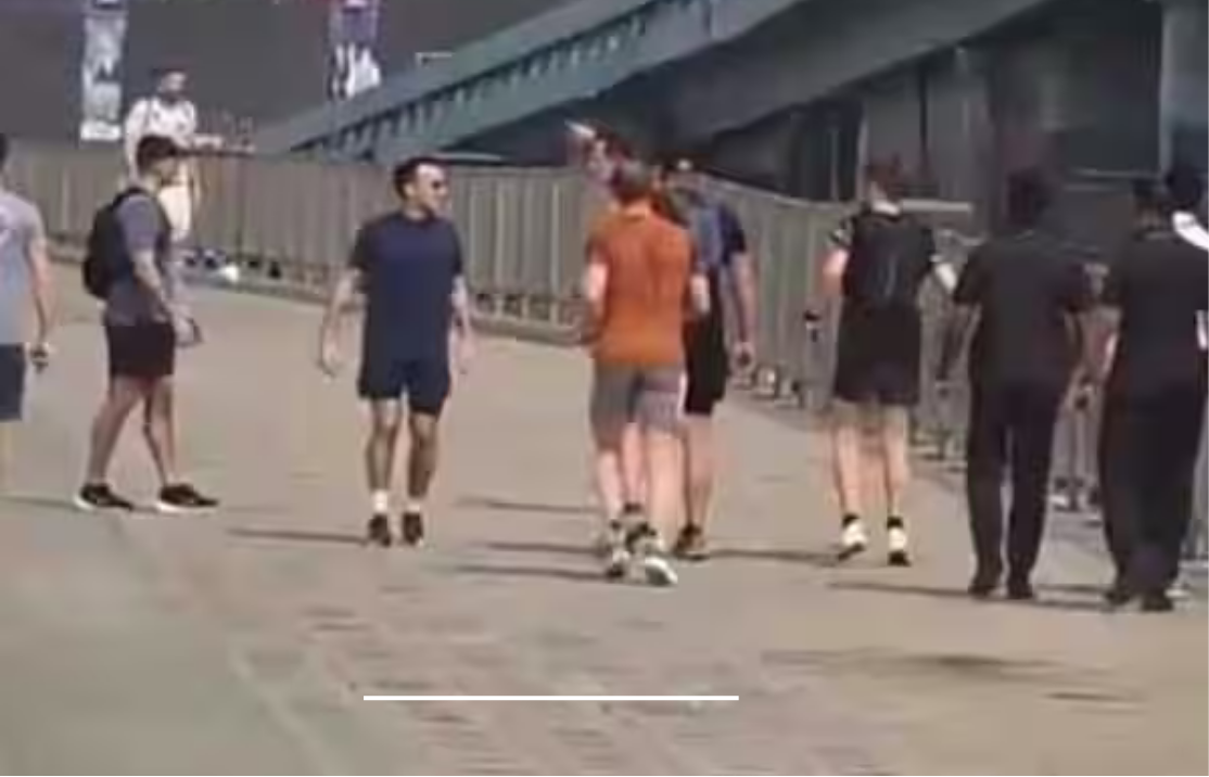 மும்பை மெரீன் டிரைவ் பகுதியில் பாதுகாப்பு பணியாளர்களுடன் ஜாகிங் செல்லும் பிரான்ஸ் அதிபர் இமானுவேல் மேக்ரான்.