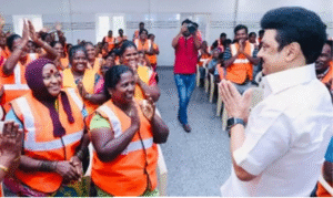 “முதல்வர் எம். கே. ஸ்டாலின் தூய்மைப் பணியாளர்களுக்கான காலை உணவுத்திட்டத்தை தொடங்கி வைத்திருக்கும் தருணம்.”