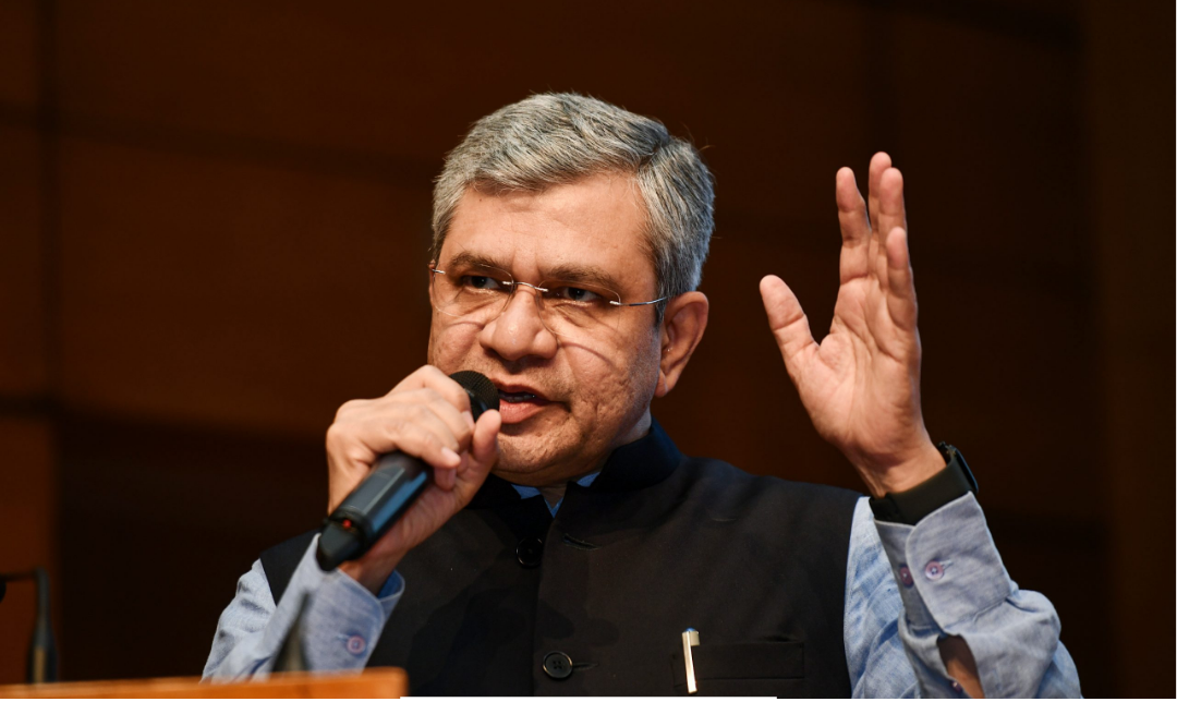 “அஸ்வினி வைஷ்ணவ், மத்திய ரயில்வே துறை அமைச்சர், ரயில்வே பட்ஜெட் சம்பந்தமான விளக்கக் கருத்து தெரிவித்துக் கொண்டிருக்கும் தருணம்.”