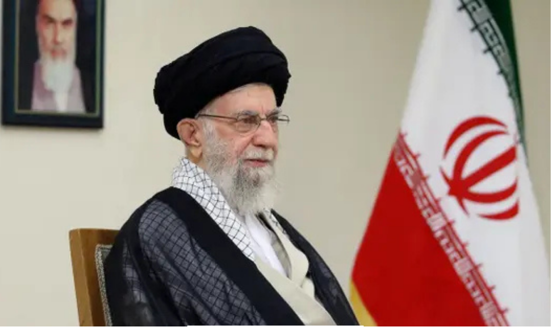 “இரான் உச்சநாயகர் ஆயத்தோலா அலி காமேனீ விமானப்படை அதிகாரிகளின் வருடாந்திர சந்திப்பில் பங்கேற்காமல் இருக்கிறார் என்பதை பிரதிநிதித்துவமாகக் காட்டும் படம்.”