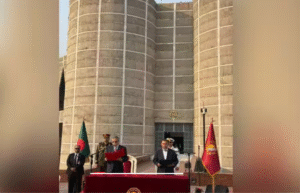 வங்கதேசத்தின் புதிய பிரதமராக பதவியேற்பு நிகழ்ச்சியில் பதவி பிரமாணம் செய்து கொள்ளும் தாரிக் ரஹ்மான்.