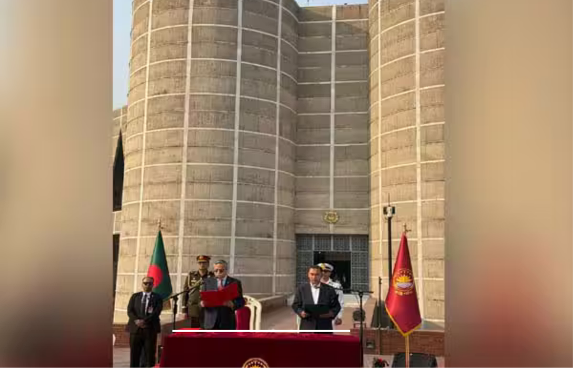 வங்கதேசத்தின் புதிய பிரதமராக பதவியேற்பு நிகழ்ச்சியில் பதவி பிரமாணம் செய்து கொள்ளும் தாரிக் ரஹ்மான்.