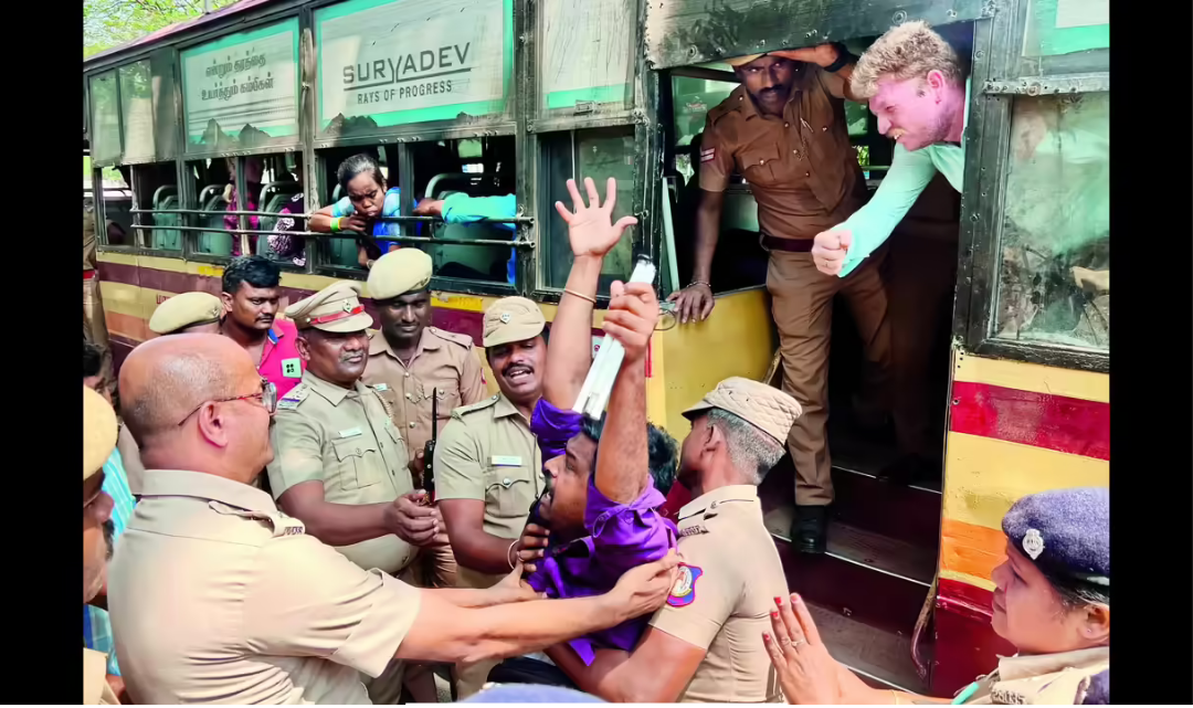 சென்னையில் மாற்றுத்திறனாளிகளை அரசு பஸ்சிலேயே 14 மணி நேரம் அடைத்து வைத்திருந்த புகைப்பட காட்சி