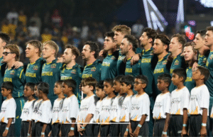 டி20 உலகக் கோப்பை போட்டியில் হতாசையாக மைதானத்தை விட்டு வெளியேறும் ஆஸ்திரேலியா வீரர்கள்.