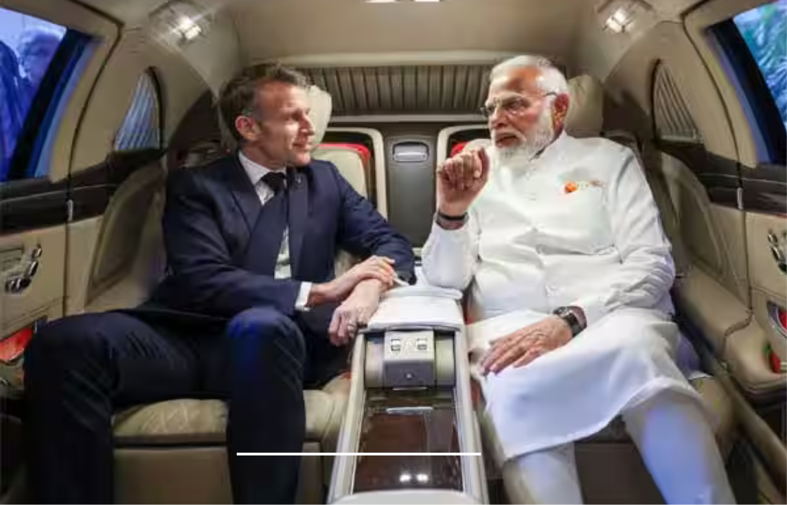 கர்நாடகாவில் எச்125 ஹெலிகாப்டர் தயாரிப்பு ஆலையை பிரதமர் மோடி மற்றும் பிரான்ஸ் அதிபர் மேக்ரான் திறந்து வைத்த நிகழ்வு.