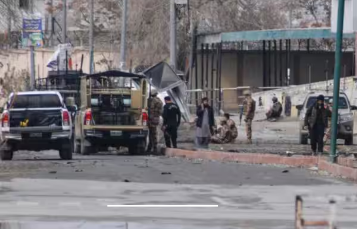 பாகிஸ்தானில் சோதனைச் சாவடி மீது வெடிபொருள் நிரம்பிய வாகனம் மோதி வெடித்த தாக்குதல் காட்சி.