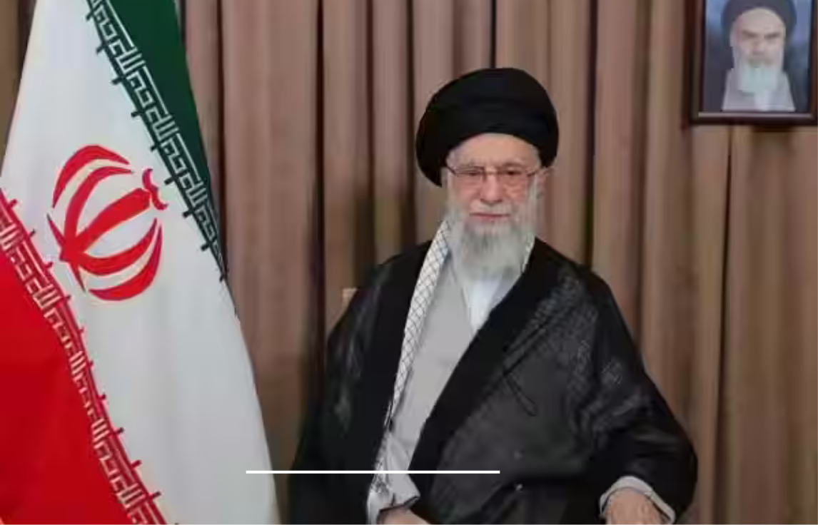 ஈரான் உயர் தலைவர் அலி கமேனி உரையாற்றும் காட்சி.