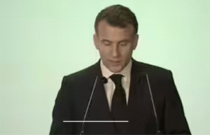 இந்தியா–பிரான்ஸ் கூட்டமைப்பு நிகழ்ச்சியில் பிரான்ஸ் அதிபர் மேக்ரான் மற்றும் பிரதமர் மோடி உரையாற்றும் காட்சி.