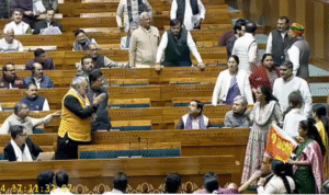 பிரதமர் இருக்கை அருகே எதிர்க்கட்சிப் பெண்கள் எம்பிக்கள் சூழ்ந்து நின்றதாகக் கூறப்படும் காட்சியுடன் தொடர்புடைய வீடியோவை வெளியிடும் மத்திய அமைச்சர் கிரண் ரிஜிஜூ.