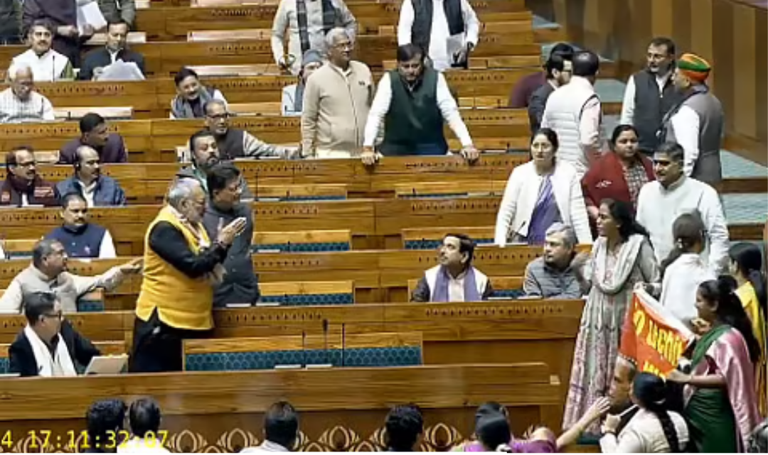 பிரதமர் இருக்கை அருகே எதிர்க்கட்சிப் பெண்கள் எம்பிக்கள் சூழ்ந்து நின்றதாகக் கூறப்படும் காட்சியுடன் தொடர்புடைய வீடியோவை வெளியிடும் மத்திய அமைச்சர் கிரண் ரிஜிஜூ.