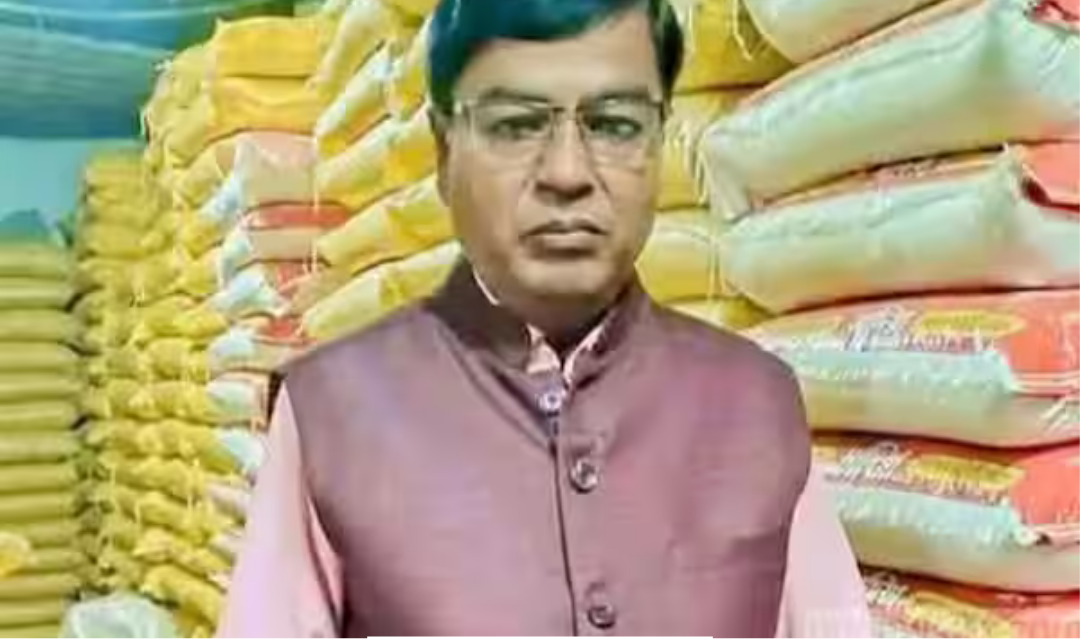 வங்கதேசத்தில் தேர்தல் முன்னோக்கி ஹிந்து வியாபாரி தனது கடையில் வைத்து கொல்லப்பட்ட சம்பவத்தை பிரதிபலிக்கும் காட்சி.