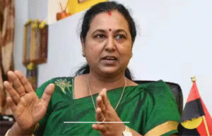 சென்னை விமான நிலையத்தில் நிருபர்களிடம் பேசி கொண்டிருக்கும் பிரேமலதா.