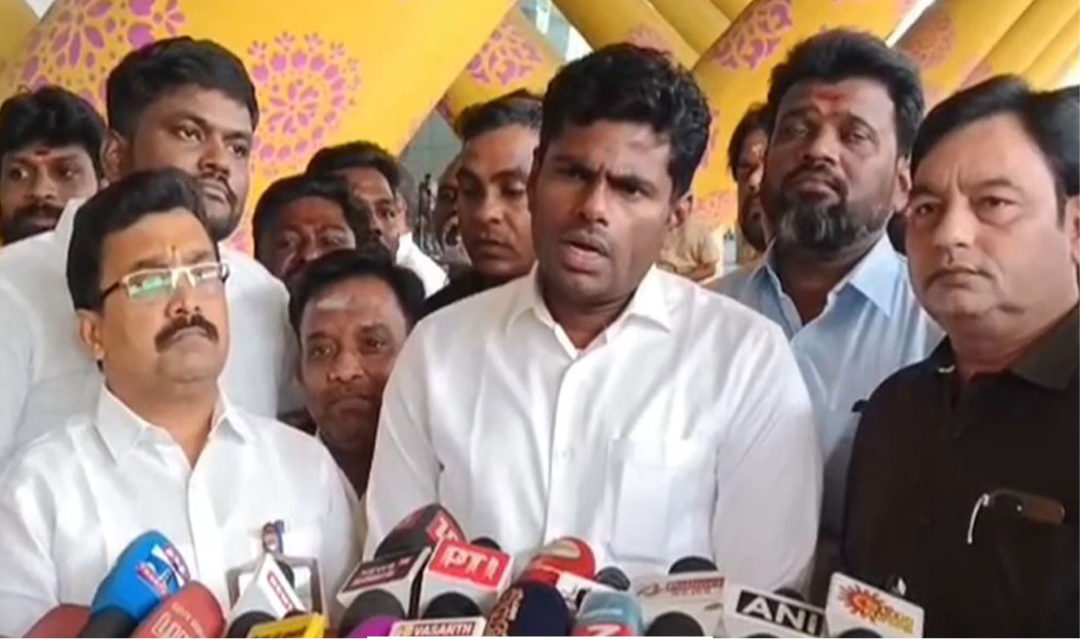 திருப்பூரில் நிருபர்களை சந்திக்கும் அண்ணாமலை