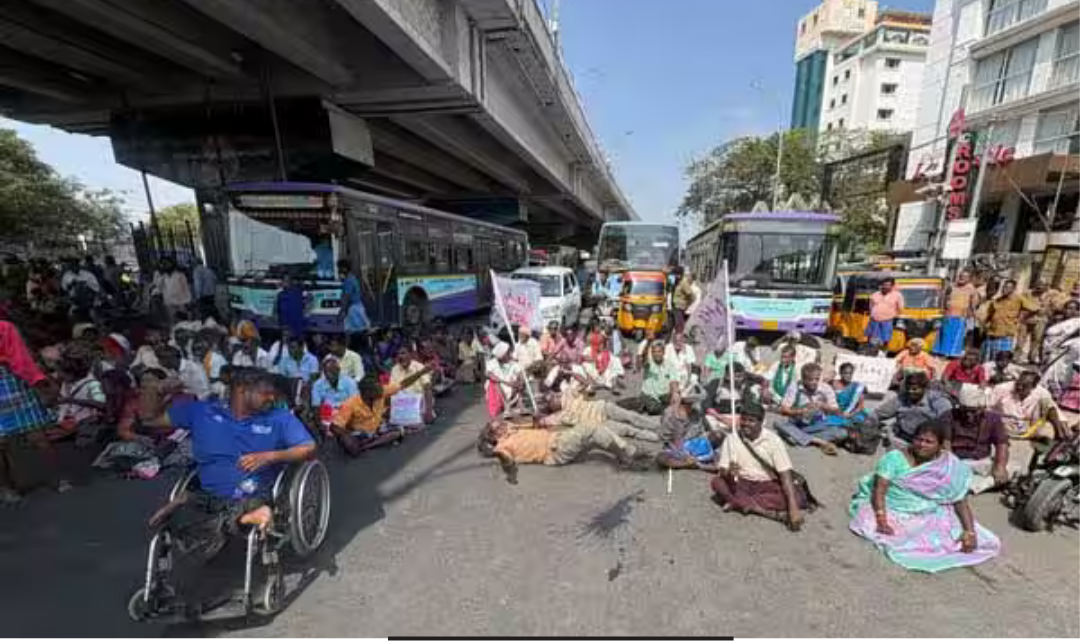 கோரிக்கைகளை வலியுறுத்தி கோயம்பேட்டில் சாலை மறியல் போராட்டத்தில் ஈடுபடும் மாற்றுத்திறனாளிகள்.
