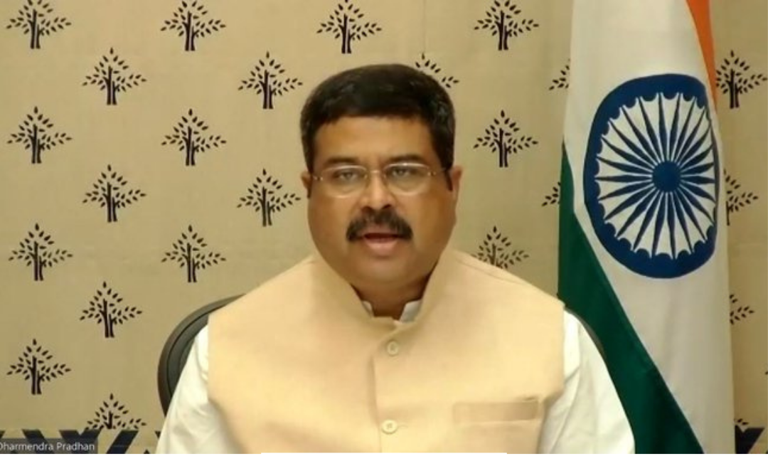 புவனேஸ்வர் விமான நிலையத்தில் தர்மேந்திர பிரதான்