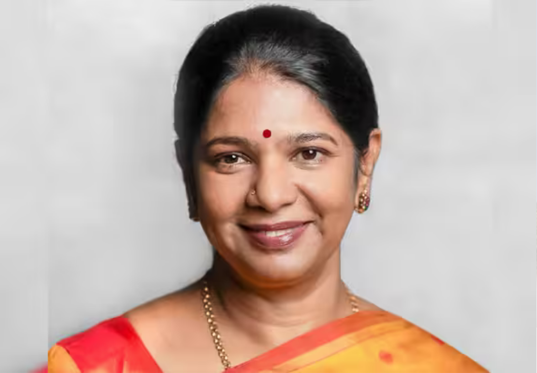 சென்னை அறிவாலயத்தில் இல்லத்தரசிகள் கூப்பன் திட்டம் குறித்து விளக்கமளிக்கும் கனிமொழி