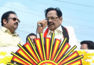 காட்பாடியில் திறந்தவெளி வாகனத்தில் பிரசாரம் செய்யும் துரைமுருகன் மற்றும் அவருடன் உள்ள ஆதரவாளர்கள்