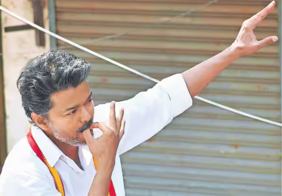 சென்னை பெரம்பூர் மற்றும் கொளத்தூரில் நடைபெற்ற தேர்தல் பிரசாரத்தில் உரையாற்றும் விஜய் மற்றும் திரண்ட மக்கள் கூட்டம்