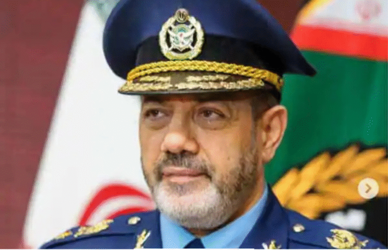 டெஹ்ரான் நகர காட்சி மற்றும் வான்வழி தாக்குதலை குறிக்கும் காட்சி.