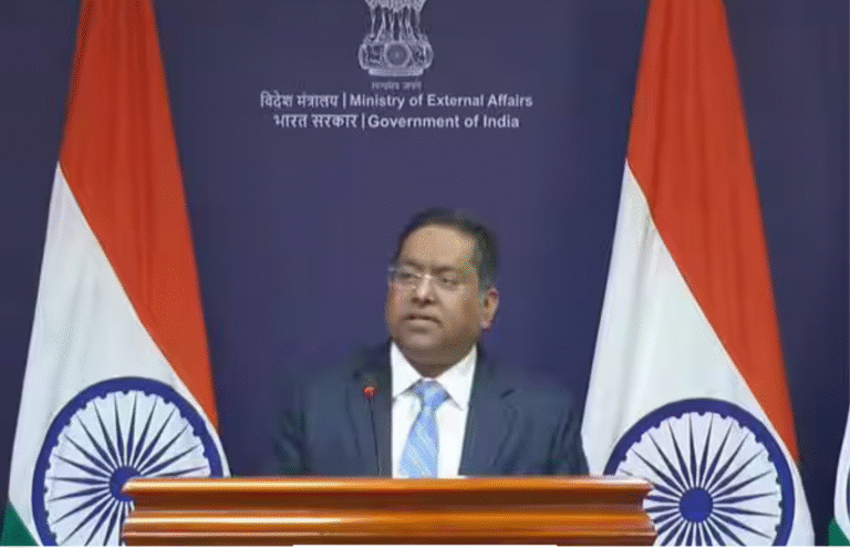 மத்திய கிழக்கு வரைபடம் மற்றும் இந்திய வெளியுறவுத் துறை கட்டிடம் காட்சி.