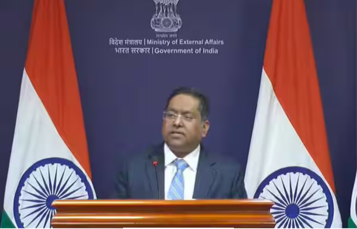 மத்திய கிழக்கு வரைபடம் மற்றும் இந்திய வெளியுறவுத் துறை கட்டிடம் காட்சி.