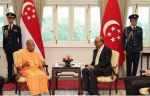 சிங்கப்பூர் மற்றும் ஜப்பான் பயணத்தின் போது யோகி ஆதித்யநாத் வெளிநாட்டு தலைவர்கள் மற்றும் நிறுவன பிரதிநிதிகளுடன் சந்திப்பு நடத்தும் காட்சி.