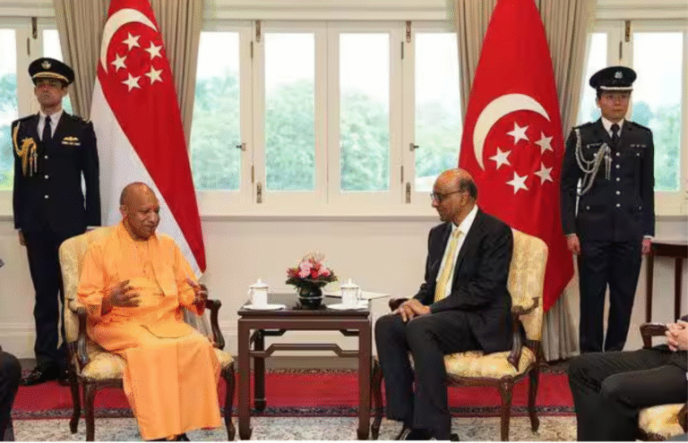 சிங்கப்பூர் மற்றும் ஜப்பான் பயணத்தின் போது யோகி ஆதித்யநாத் வெளிநாட்டு தலைவர்கள் மற்றும் நிறுவன பிரதிநிதிகளுடன் சந்திப்பு நடத்தும் காட்சி.