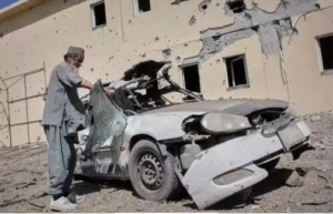 ஆப்கான்–பாகிஸ்தான் எல்லைப் பகுதியில் ராணுவ வாகனங்கள் மற்றும் பாதுகாப்பு படையினர் கண்காணிப்பு மேற்கொள்ளும் காட்சி.