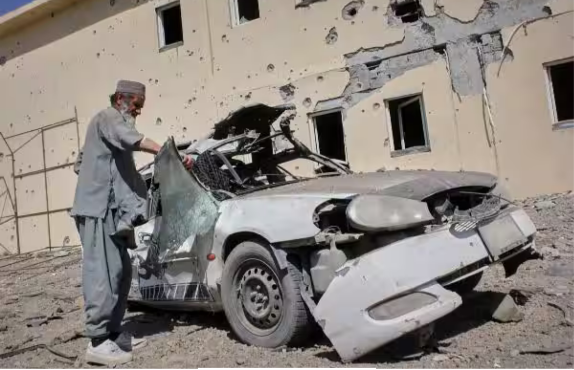 ஆப்கான்–பாகிஸ்தான் எல்லைப் பகுதியில் ராணுவ வாகனங்கள் மற்றும் பாதுகாப்பு படையினர் கண்காணிப்பு மேற்கொள்ளும் காட்சி.