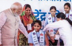 அஜ்மீரில் நடைபெற்ற நிகழ்ச்சியில் பிரதமர் நரேந்திர மோடி இலவச HPV தடுப்பூசி திட்டத்தை தொடங்கி வைக்கும் காட்சி.