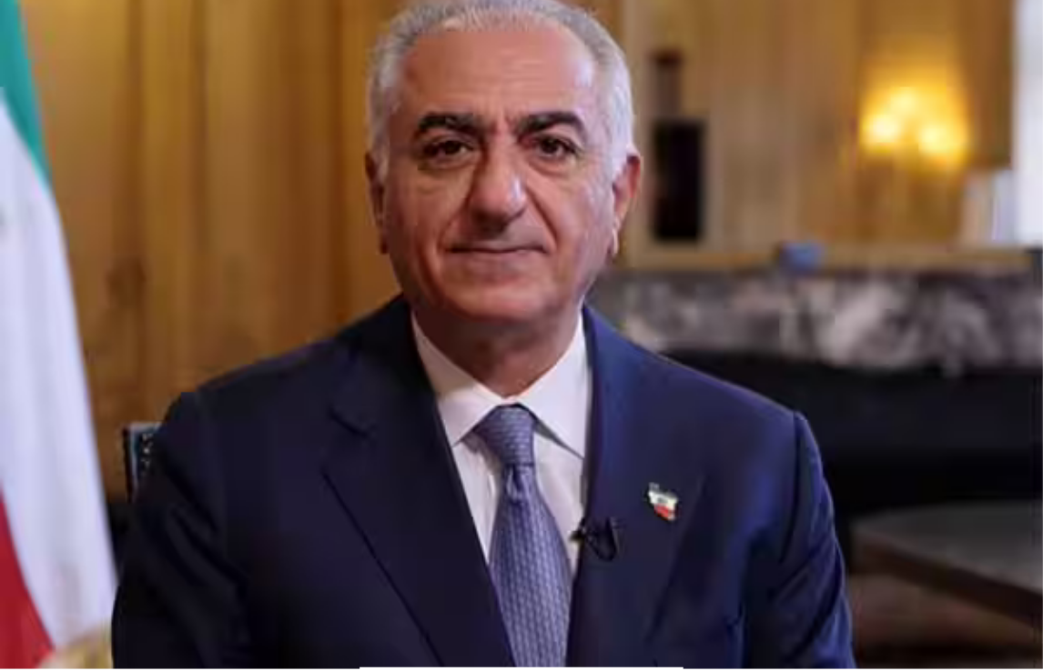 ரெசா பஹ்லவி பேட்டி அளிக்கும் காட்சி மற்றும் ஈரான் தேசியக் கொடி பின்னணி.