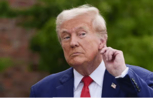 வெள்ளை மாளிகை முன்பு அமெரிக்க மற்றும் ஈரான் கொடிகள் பின்னணியில்.