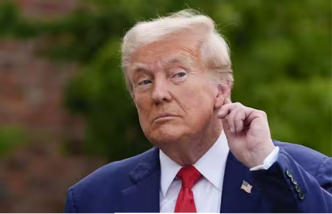 வெள்ளை மாளிகை முன்பு அமெரிக்க மற்றும் ஈரான் கொடிகள் பின்னணியில்.