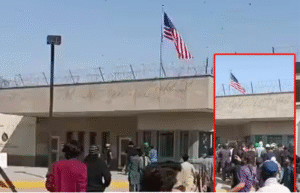 கராச்சியில் அமெரிக்க தூதரகத்தைச் சுற்றிய பாதுகாப்பு மற்றும் போராட்டக்காரர்கள் காட்சி.