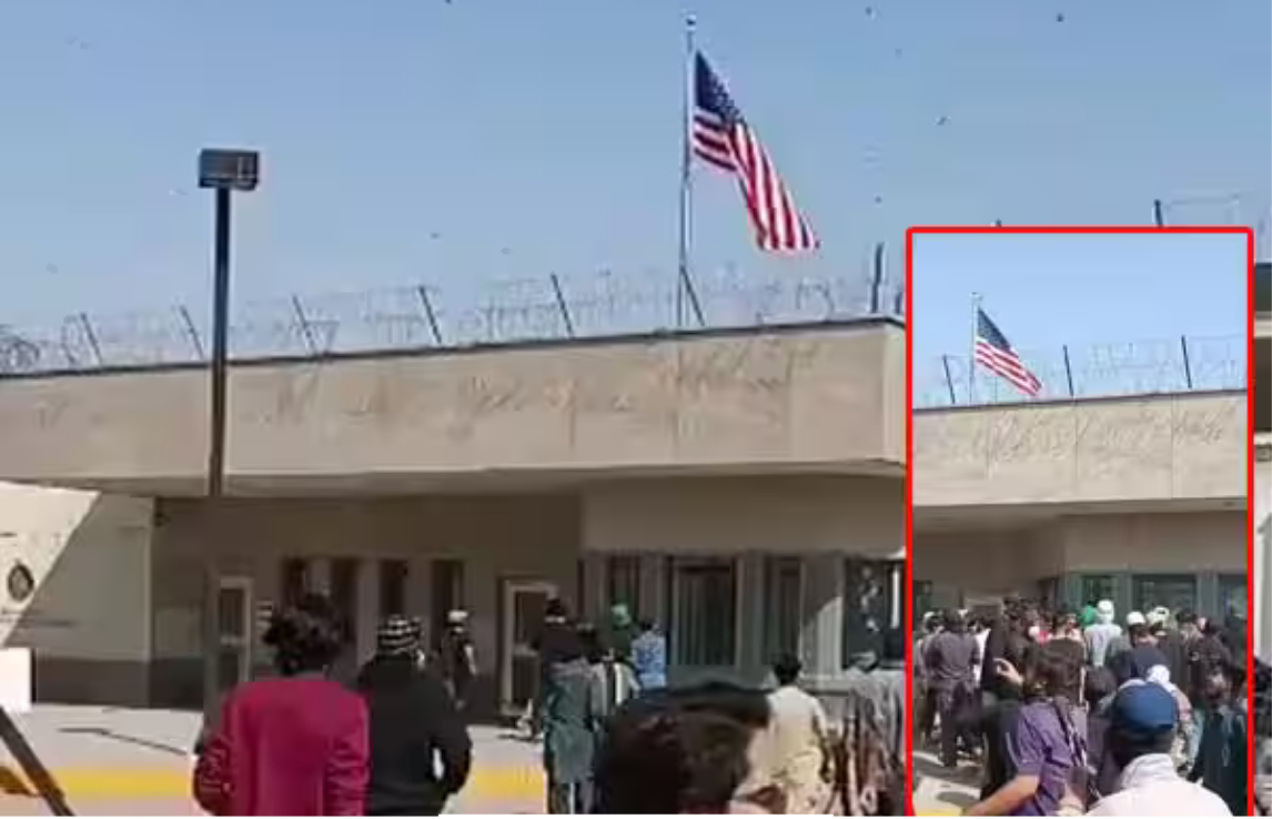 கராச்சியில் அமெரிக்க தூதரகத்தைச் சுற்றிய பாதுகாப்பு மற்றும் போராட்டக்காரர்கள் காட்சி.