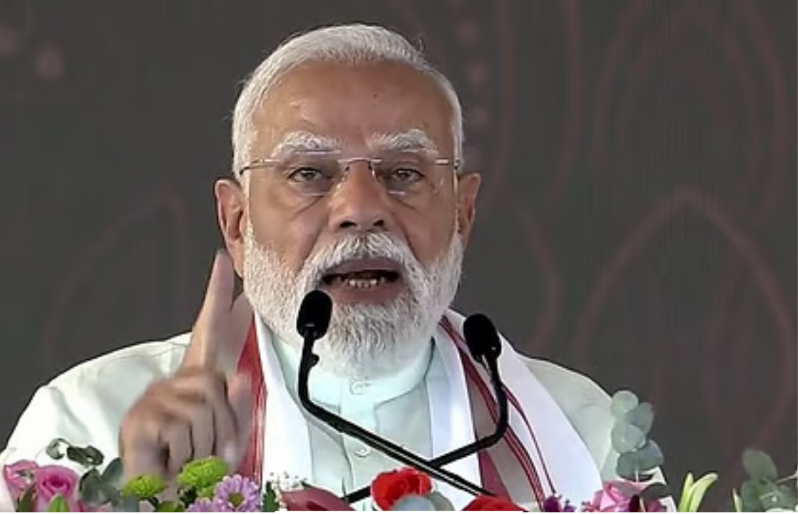 மதுரையில் நிகழ்ச்சியில் உரையாற்றும் பிரதமர் மற்றும் தமிழகத்தில் இயக்கப்படும் வந்தே பாரத் ரயில்.