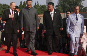 சீன வெளியுறவு அமைச்சக செய்தியாளர் சந்திப்பு மற்றும் உலக நாடுகள் கொடிகள் பின்னணி.